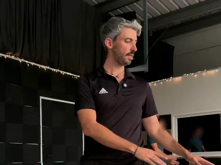 L'Ignasi Jofra fent un moviment de Tai Txi a la sala de QuiroAdrià