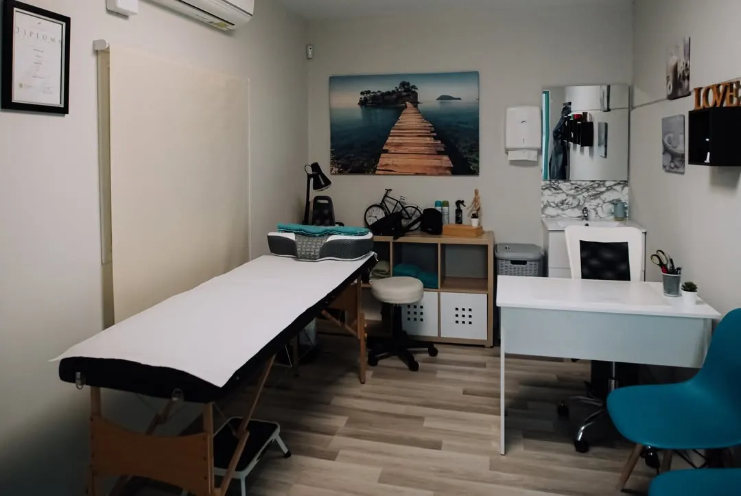 Sala de fisioteràpia de QuiroAdrià amb la llitera